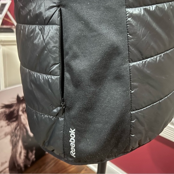 Reebok Asymetrical High Neck Puffer Vest in Black insulated zip pockets Medium - Picture 4 of 9